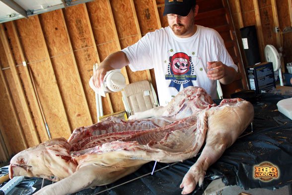 La Caja China - Seasoning Pig